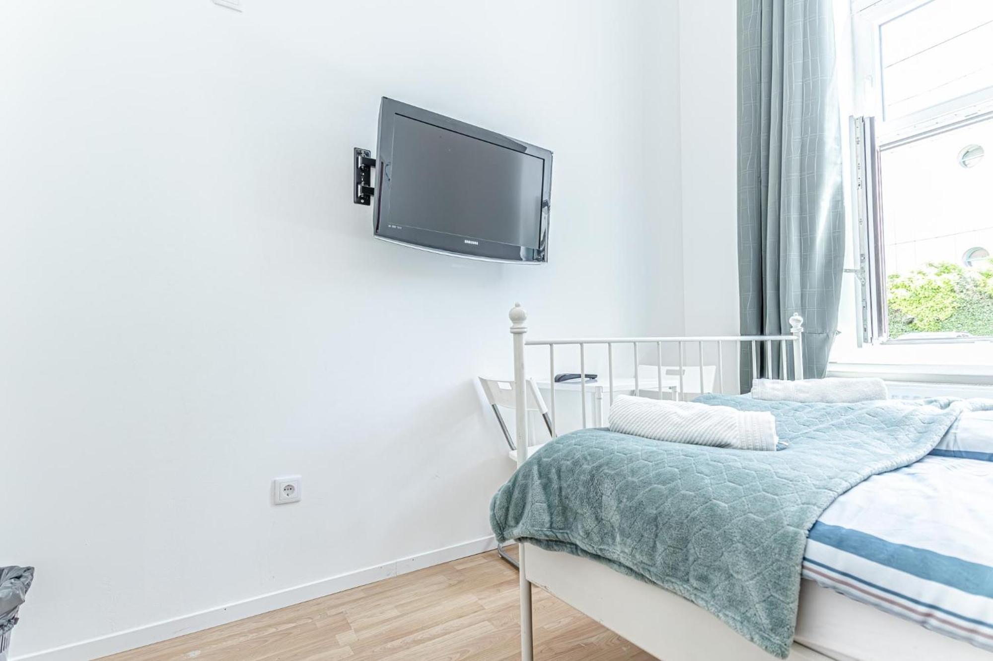 Lovely Shared 6br With Garden Near Danube & Millenium Apartment