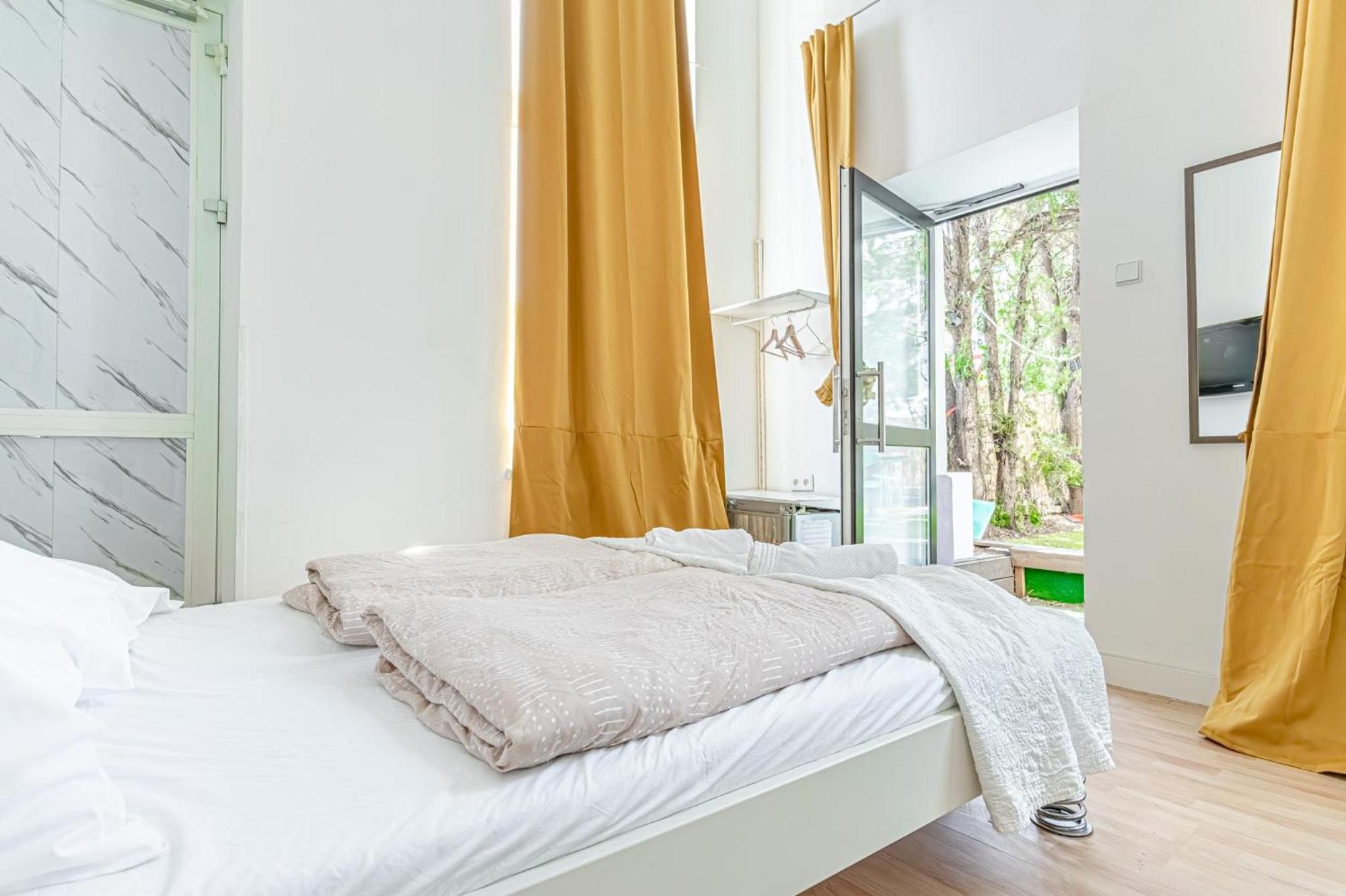 Lovely Shared 6br With Garden Near Danube & Millenium Apartment